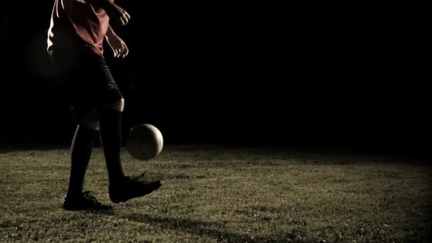 Joueur de football jouant avec le mouvement lent de boule 1 — Video