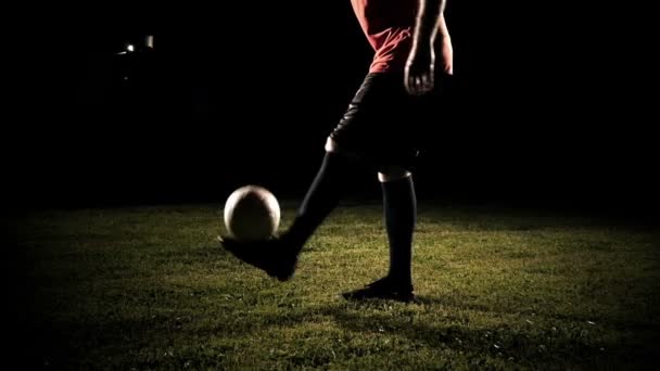 Ağır çekim bir futbol tekme oyuncu topu — Stok video