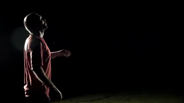 Voetbalspeler dribbelen een bal slowmotion 2 — Stockvideo