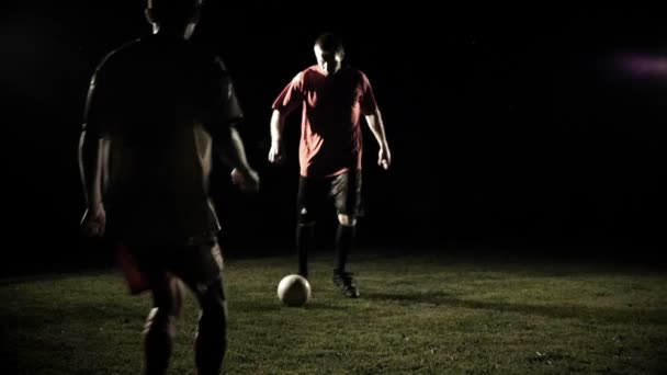 Οι παίκτες που αγωνίζονται για τη μπάλα, αργή κίνηση — Αρχείο Βίντεο