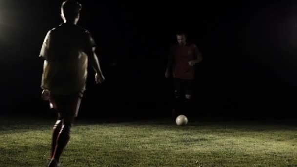 Futebol Jogar driblando a bola em câmera lenta — Vídeo de Stock