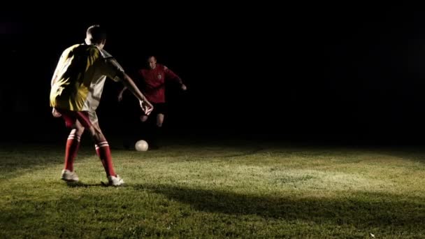 Jugador de fútbol que gotea una bola de cámara lenta 1 — Vídeo de stock