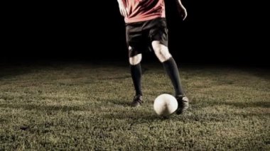 Top ağır çekim top sürme futbolcu