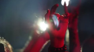 Gece kulübünde konserde yükseltilmiş elle