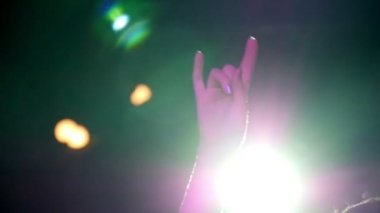Kalabalık bir konserinde eller yukarı yavaş hareket 2