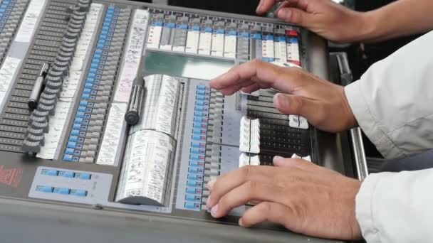 Mão ajustando misturador de áudio — Vídeo de Stock