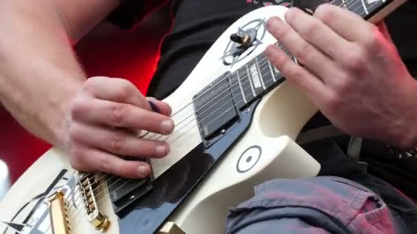 Guitarrista tocando la guitarra en el festival de rock — Vídeo de stock