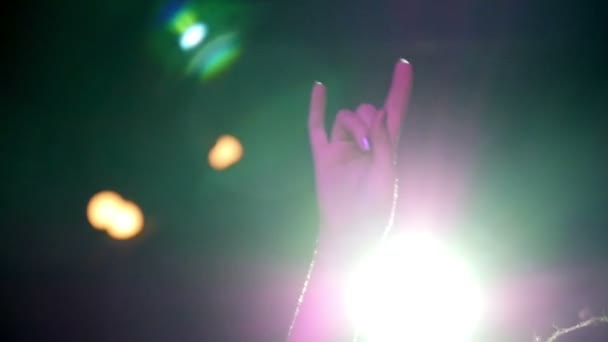 Tłum na koncercie z Hands Up Slow Motion 2 — Wideo stockowe