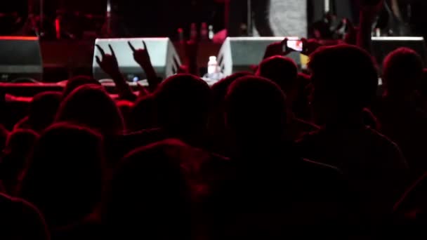 Fan-Schar tanzt während Konzert-Zeitlupe nahe der Bühne — Stockvideo