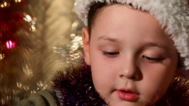küçük çocuk Noel Baba 5 olarak giyinmiş