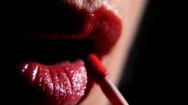 kadının dudaklarına ruj siyah bir arka plan, yakın çekim 3 ile boyar