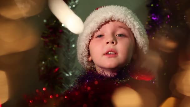 Маленький мальчик, одетый как Санта Клаус 8 — стоковое видео