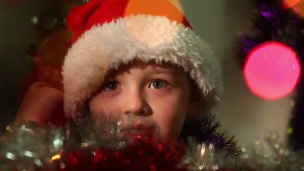 Menino vestido de Papai Noel 6 — Vídeo de Stock