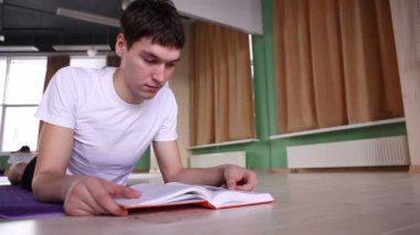 yakışıklı olan 3 kitap okuma
