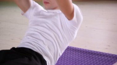 Spor 3 için spor salonunda genç adam