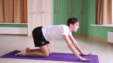 Yoga 4 yaparken genç erkek