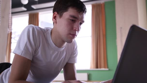 Typ, der mit einem Laptop arbeitet 1 — Stockvideo