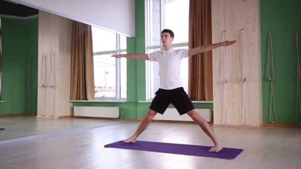 Ung man gör yoga 2 — Stockvideo