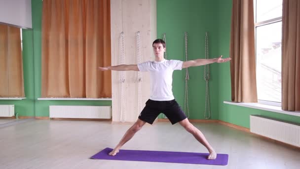 Jovem e bonito homem fazendo ioga — Vídeo de Stock