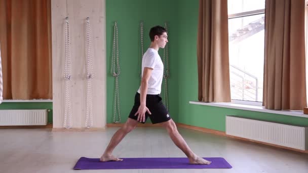 Yoga 1 yaparken genç erkek — Stok video