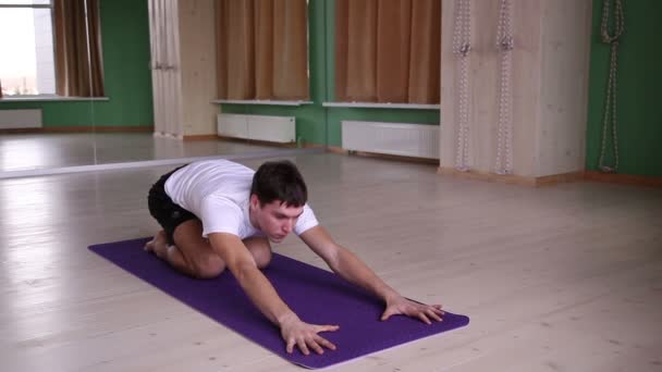 Ung man gör yoga 6 — Stockvideo