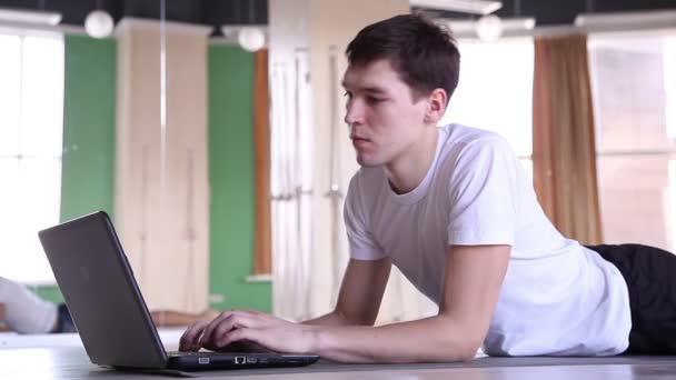 Guy  working with a laptop 6 — Stock Video