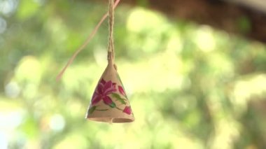 bir resim ile ahşap çan