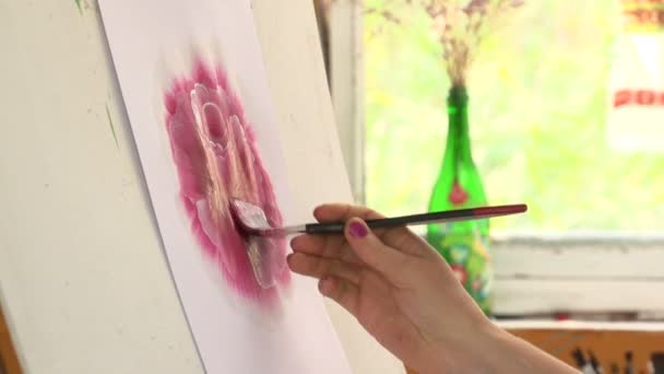Frau zeichnet eine rote Blume — Stockvideo