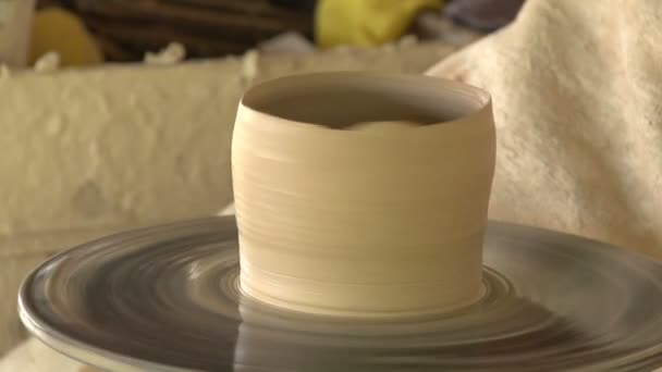 Potier sculpte argile petit pot — Video