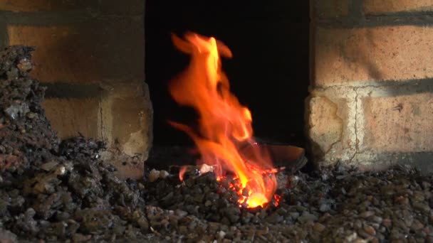 Smide en brand för uppvärmning av metall, slow motion — Stockvideo