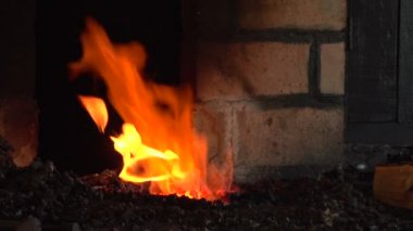 Dövme metal, ağır çekim Isıtma için bir yangın