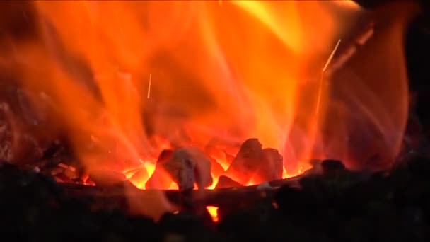 Forjando um fogo para aquecimento de metal, câmera lenta — Vídeo de Stock