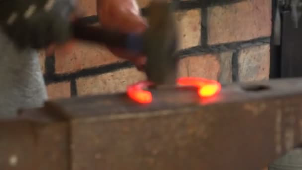 Ковальський кузня підкови, повільний рух — стокове відео