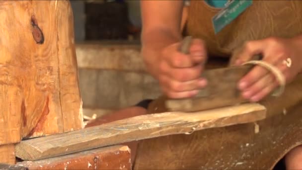 Falegname pulisce il piano in legno, Slow Motion — Video Stock