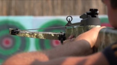 adam bir yay bir hedefe, ağır çekim vuruyor.