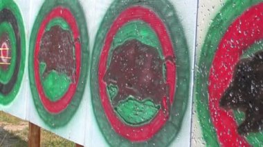 adam bir yay bir hedefe, ağır çekim vuruyor.