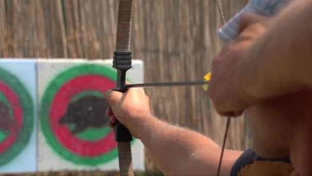 Man skjuter en båge på ett mål, Slow Motion — Stockvideo