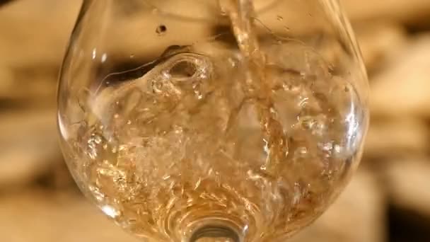 Witte wijn wordt gegoten in een glas wijn — Stockvideo