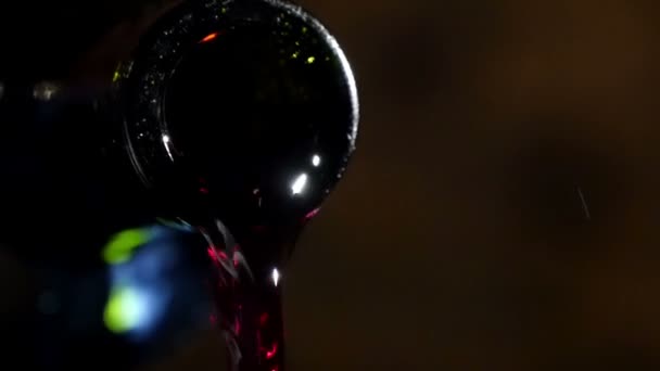Vin rouge versé dans un verre à vin 