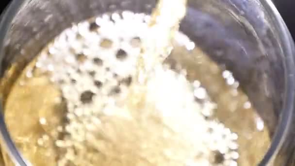 Witte wijn, gegoten in glas van fles — Stockvideo