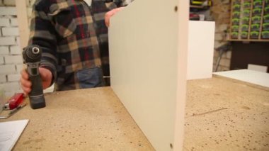 İşçi mobilya montajı