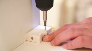 İşçiler menteşeler soyunma kapıları için yükleyin