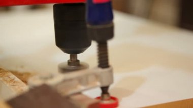 marangoz bir matkapla delik matkap