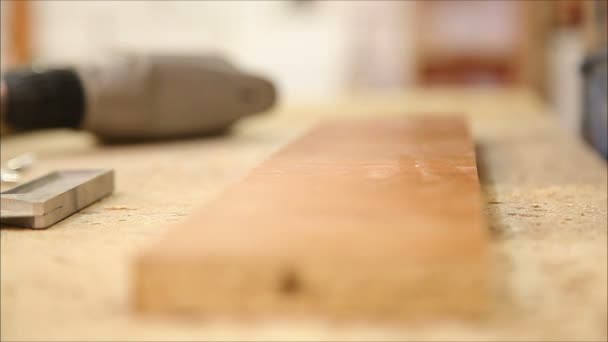 Werknemer behandelt een houten plank — Stockvideo