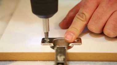 İşçiler menteşeler soyunma kapıları için yükleyin