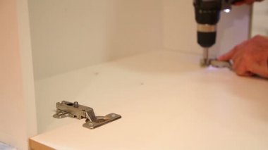 İşçiler menteşeler soyunma kapıları için yükleyin
