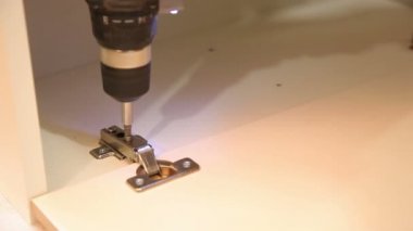 İşçiler menteşeler soyunma kapıları için yükleyin