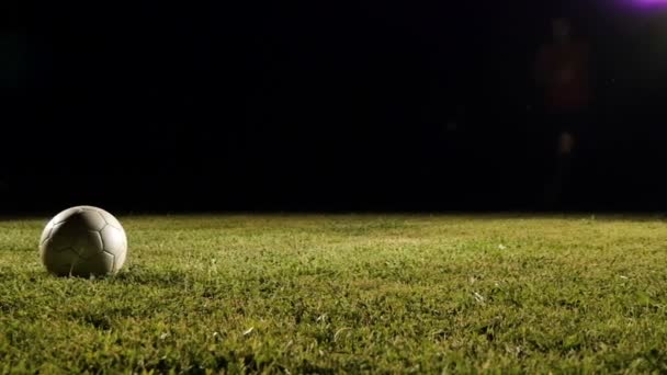 Jugador de fútbol patea la pelota — Vídeo de stock