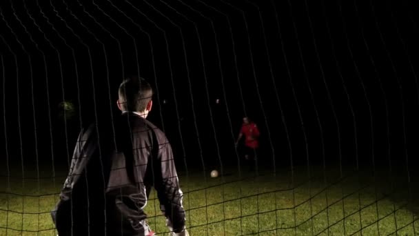 Joueur de football attraper le ballon — Video