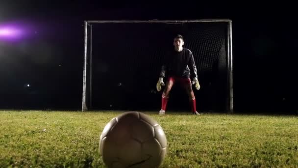 Fotboll-spelare missar bollen — Stockvideo